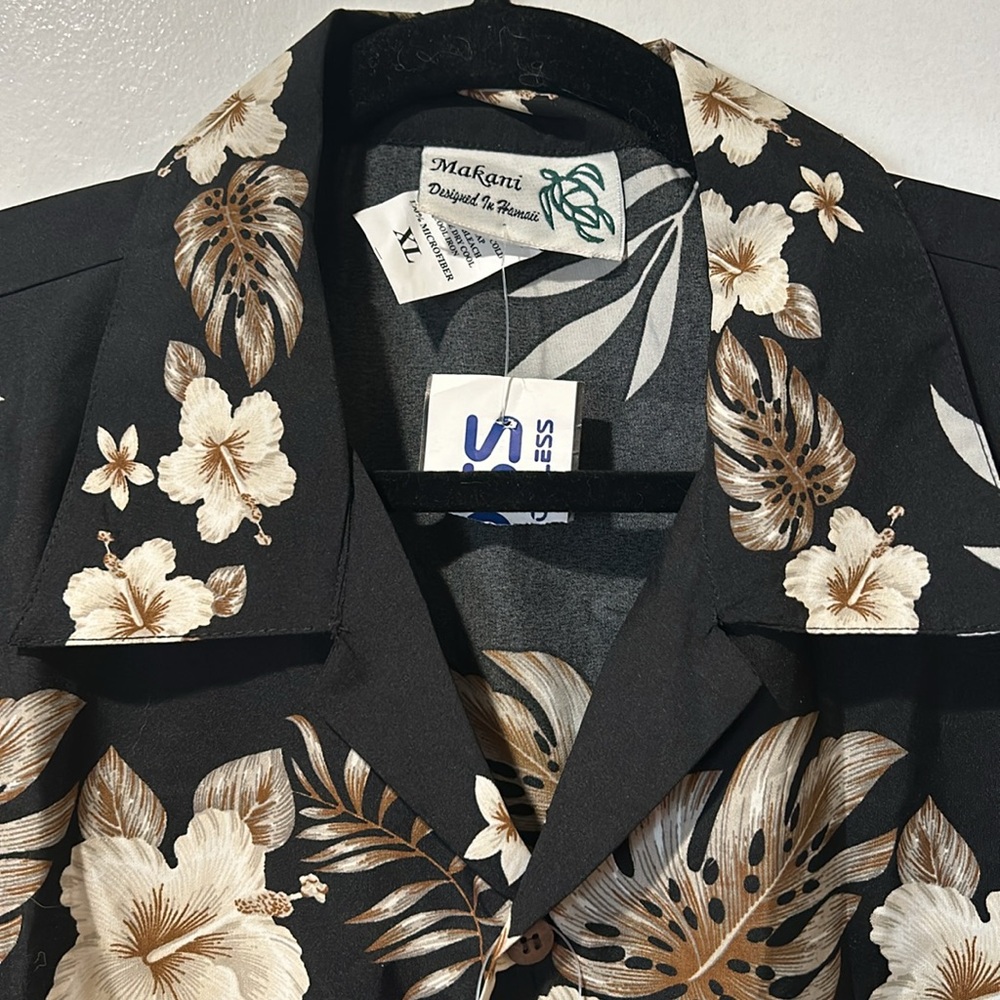 Black Hawaiian print shirt - Picture 2 of 2